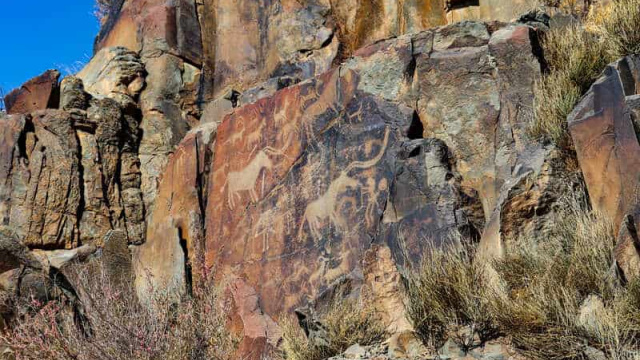Tanbaly petroglyphs 
